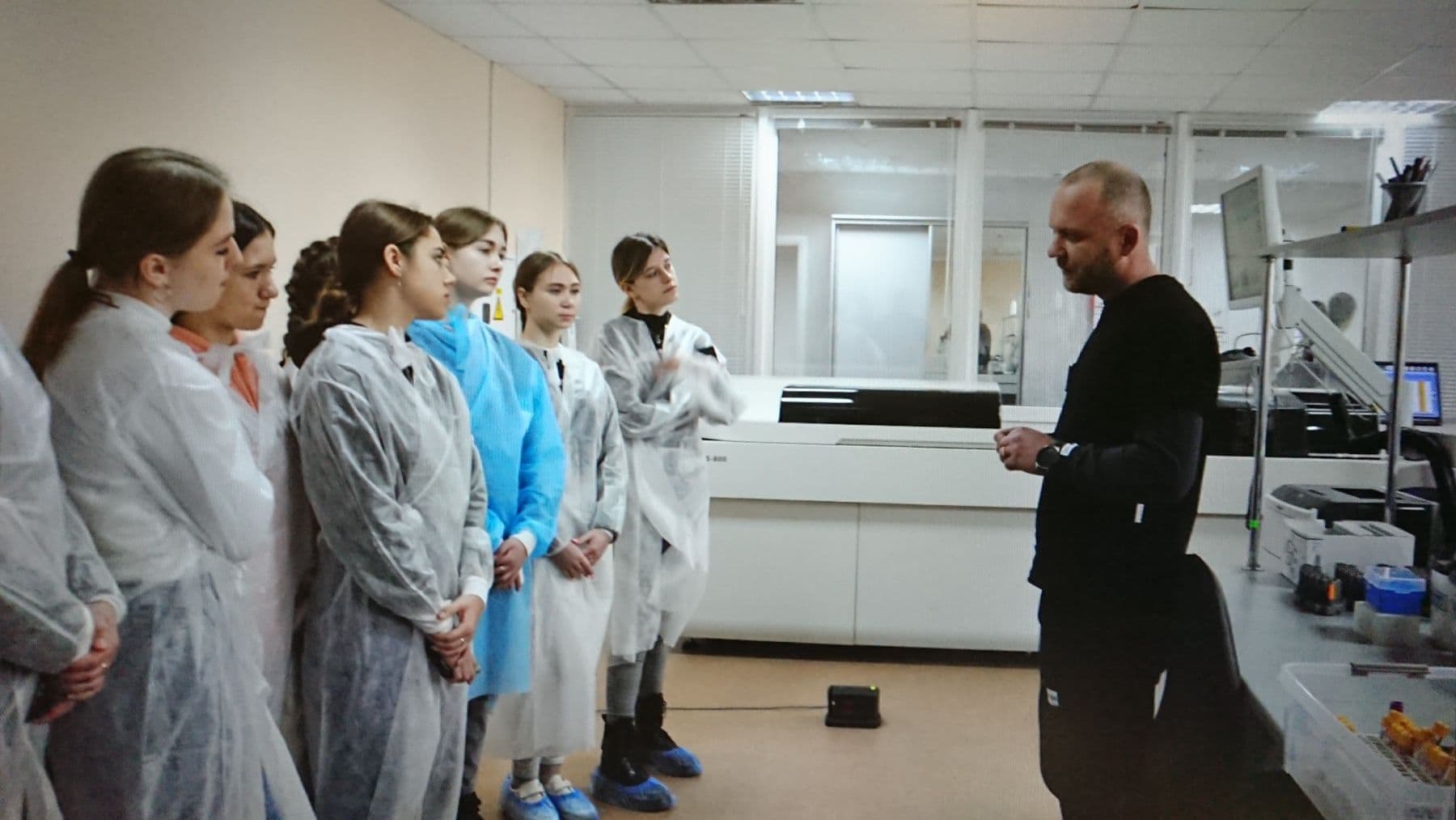 Екскурсія до сучасної лабораторії