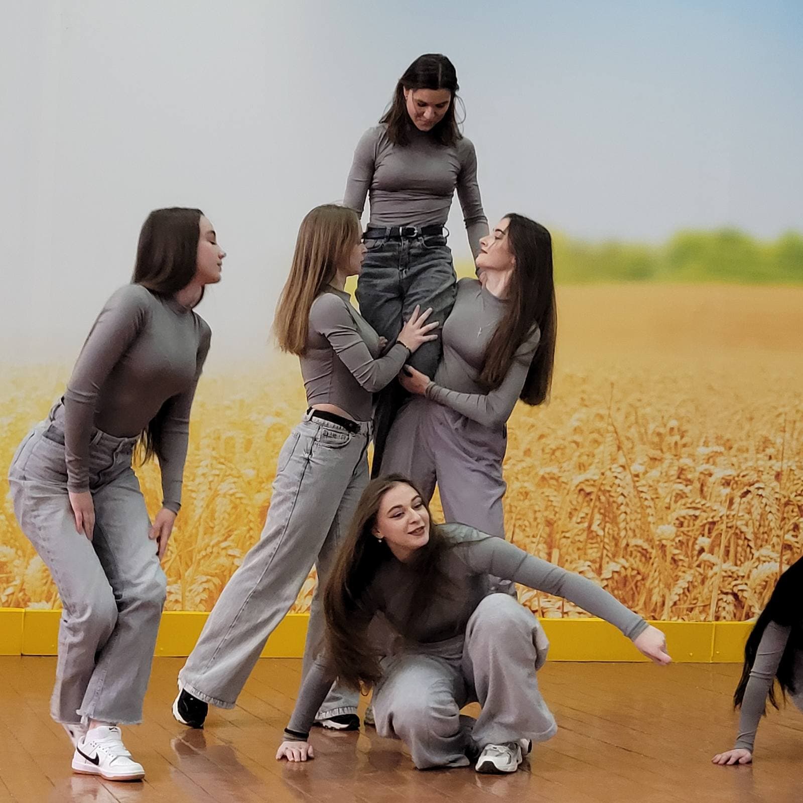 Спортивний конкурс "Весняні грації"
