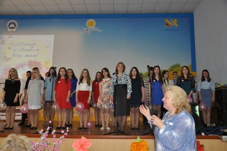 «Устами вдячно притулюсь до материнської руки»