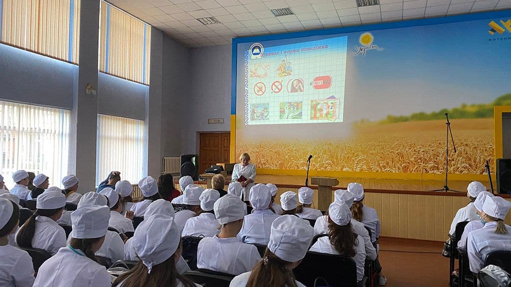 Виховна година "Будьмо знайомі"