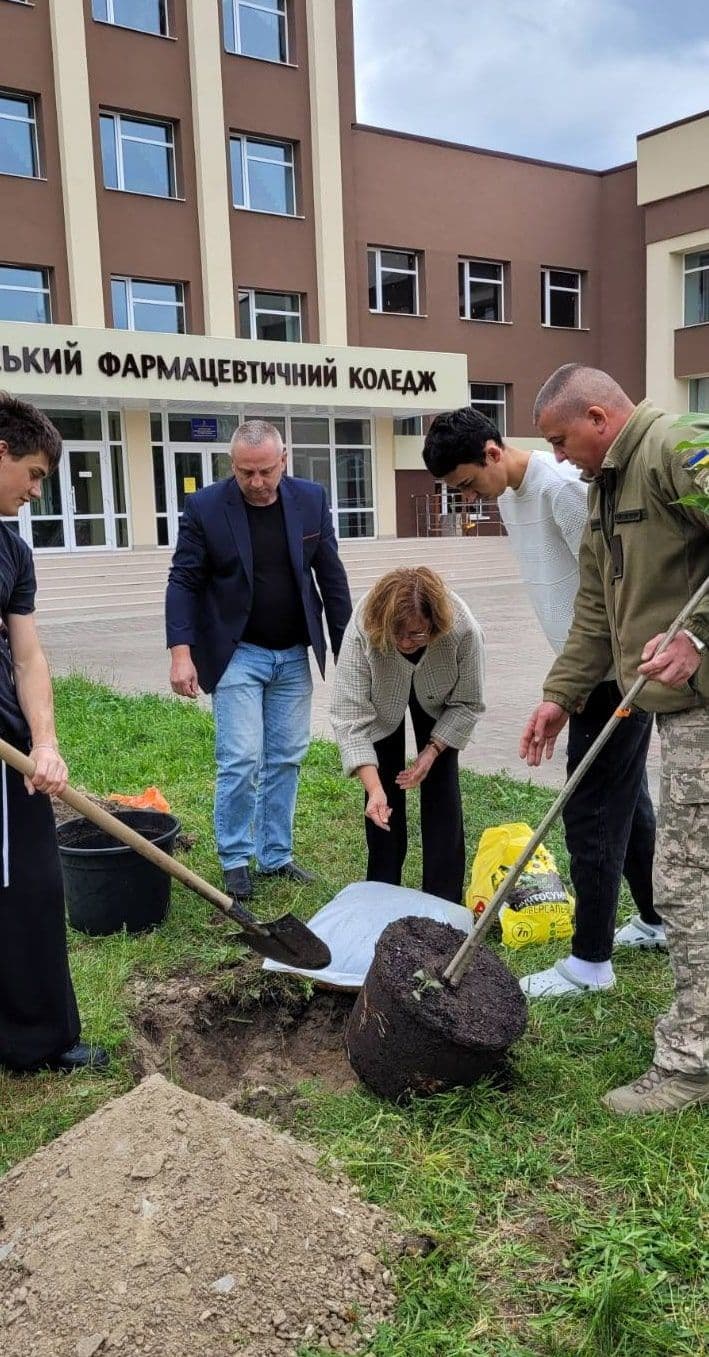 Сакури біля коледжу як символ єдності