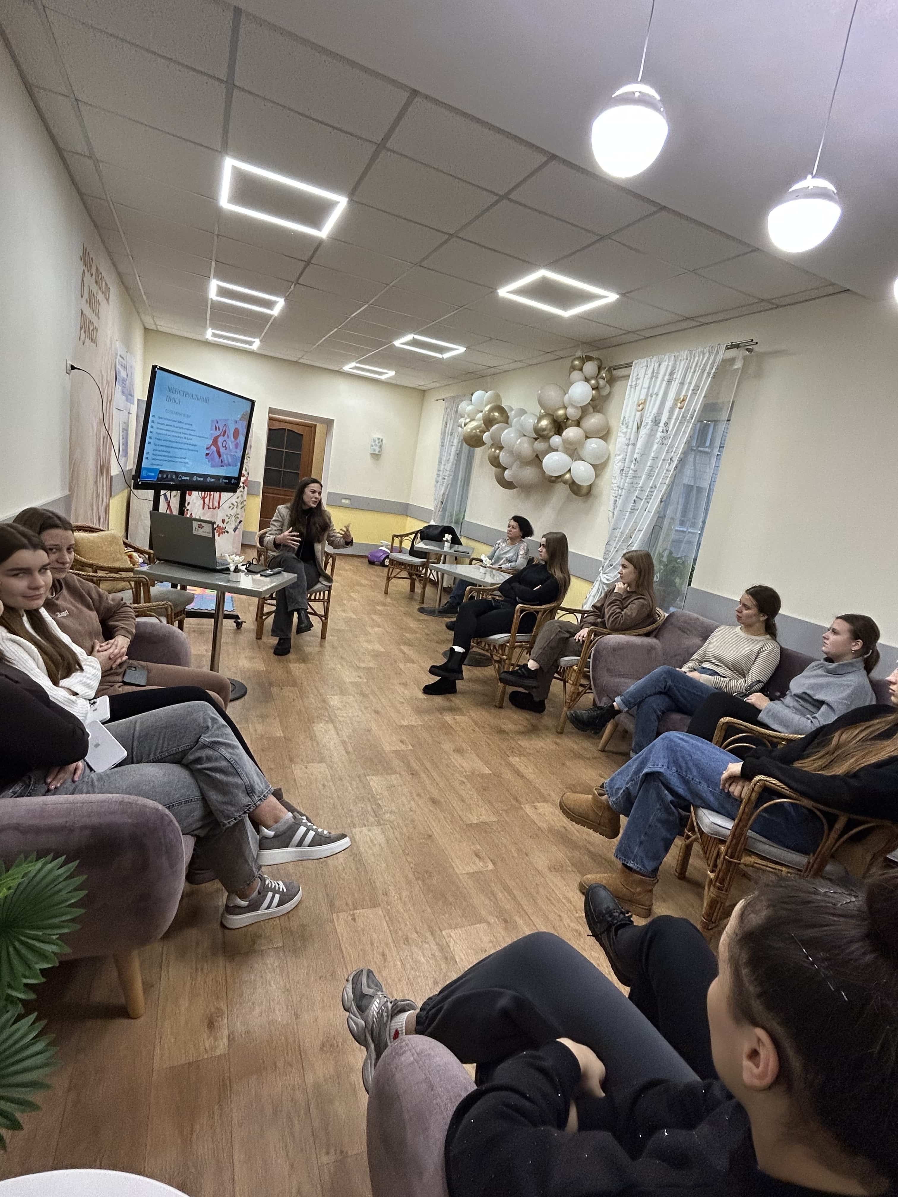 Зустріч студентів 311 групи з лікарем-акушером-гінекологом ЦУ ЦМЛ №1 Валерією Валеріївною Тарн у БО "БФ "Я-мама"