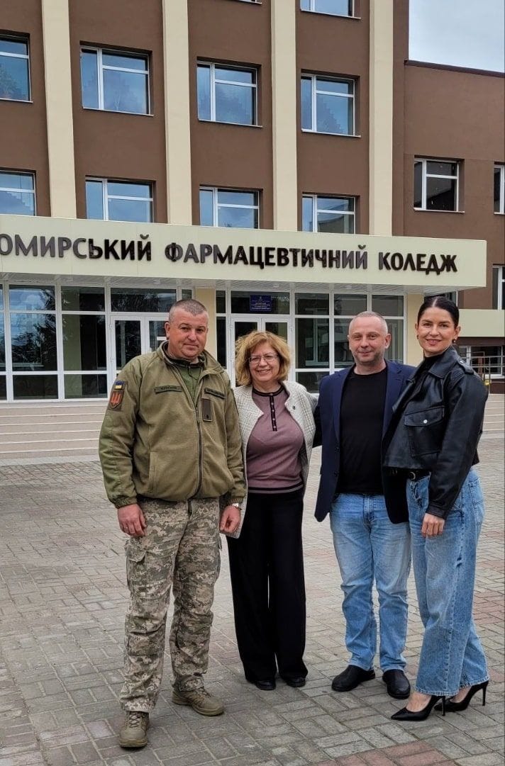 Сакури біля коледжу як символ єдності