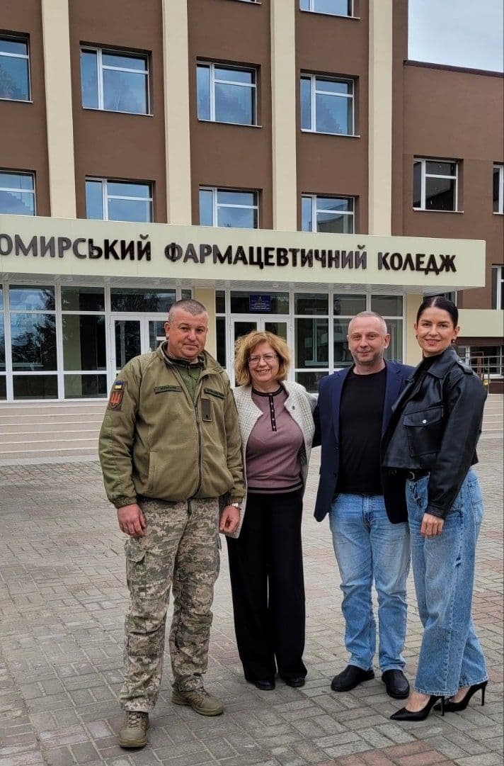 Сакури біля коледжу як символ єдності